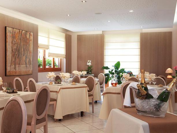 Imagen del bar/restaurante del Hotel Carrer Le Rhien. Foto 3