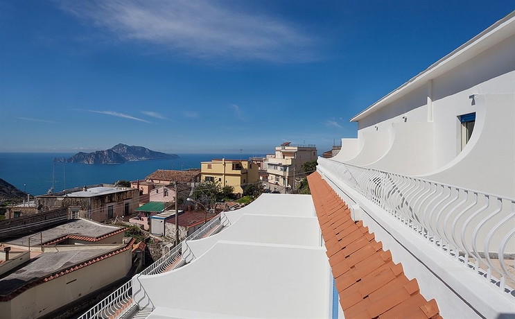 Imagen de los exteriores del Hotel Caruso, Massa Lubrense. Foto 15