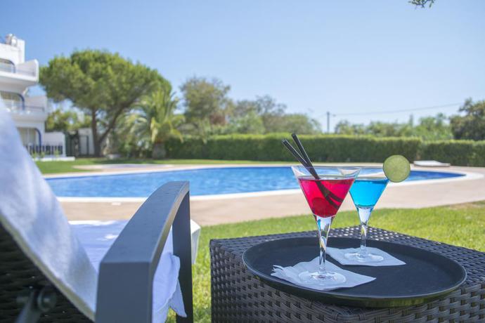 Imagen de la piscina del Hotel Carvoeiro Garden. Foto 13