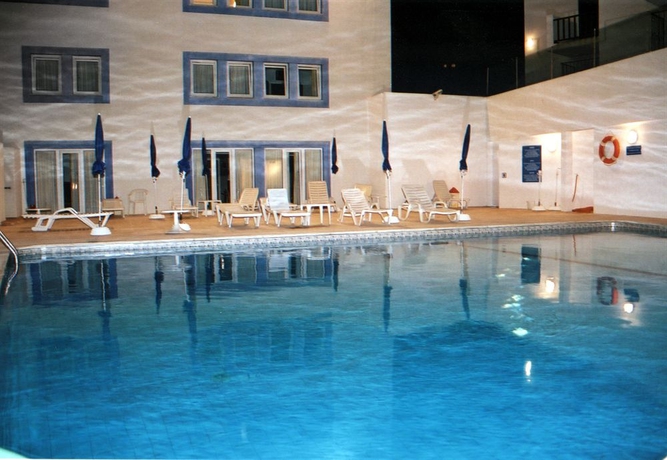 Imagen de la piscina del Hotel Carvoeiro Plaza. Foto 14