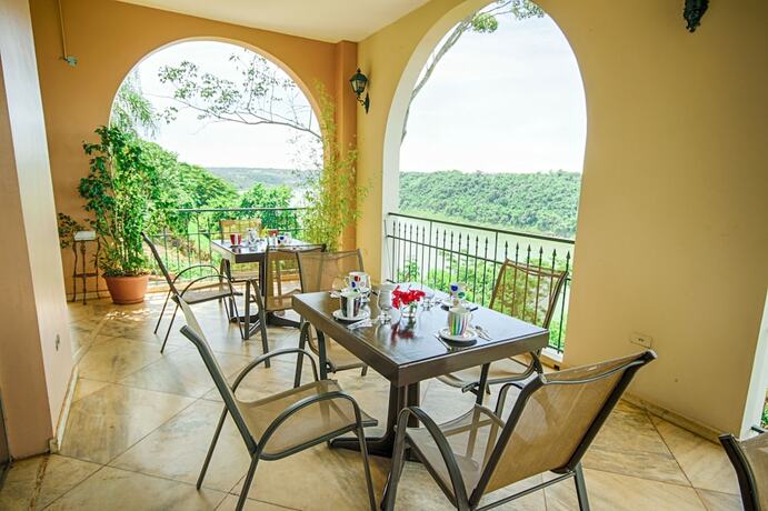 Imagen general del Hotel Casa Blanca, Hernandarias. Foto 9