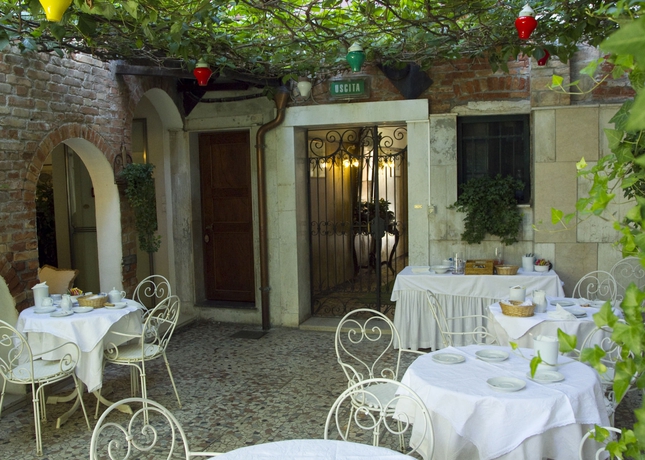 Imagen del bar/restaurante del Hotel Casa Boccassini. Foto 1