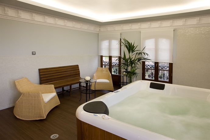 Imagen de la piscina del Hotel Casa De Castro. Foto 15