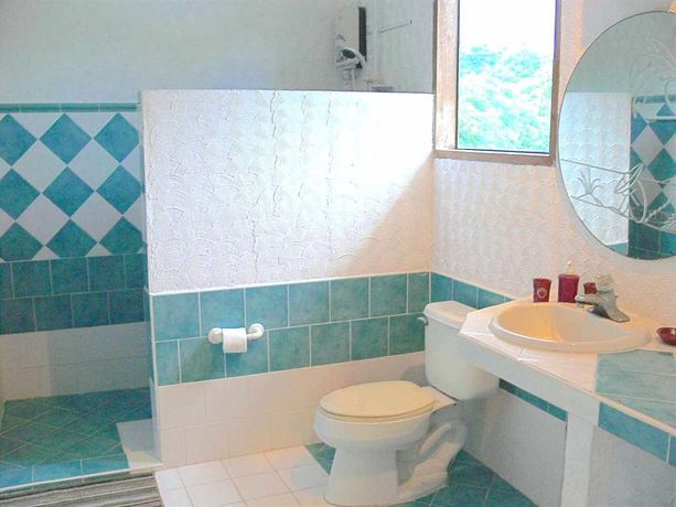 Imagen de la habitación del Hotel Casa Del Mar Beach Resort. Foto 4