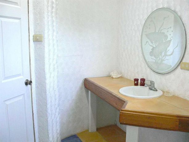 Imagen de la habitación del Hotel Casa Del Mar Beach Resort. Foto 5