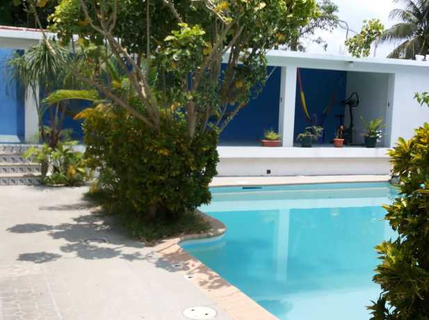 Imagen de la piscina del Hotel Casa Flores De Tikal. Foto 20
