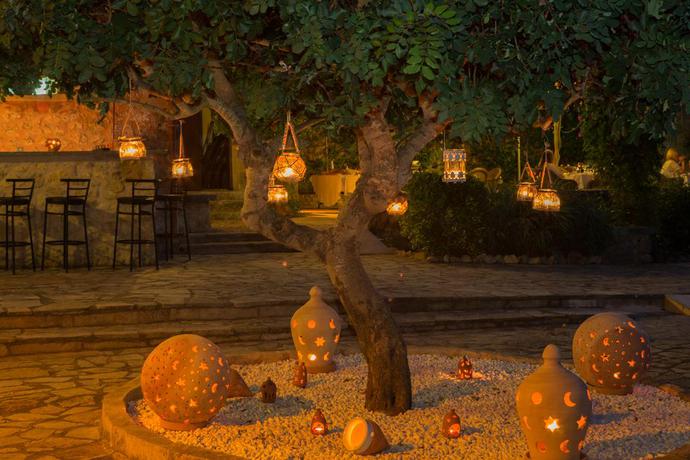 Imagen de los exteriores del Hotel Casa Font I Roig. Foto 11