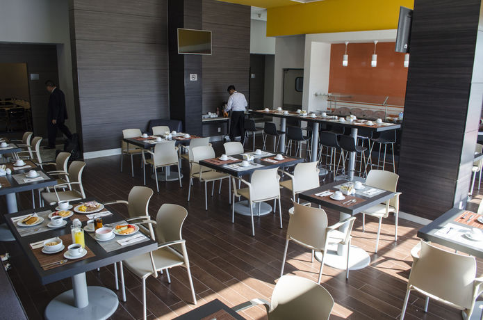 Imagen del bar/restaurante del Hotel Casa Inn Galerias. Foto 2