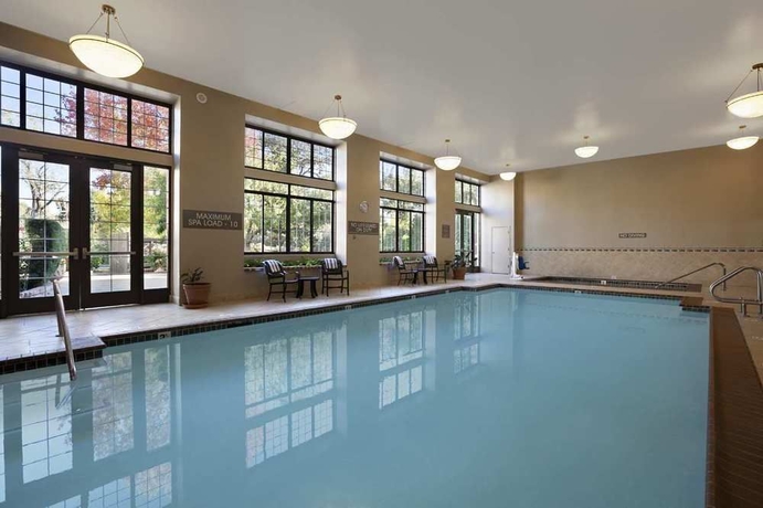 Imagen de la piscina del Hotel Casa Mani Resort Napa Valley, Curio Collection by Hilton. Foto 16