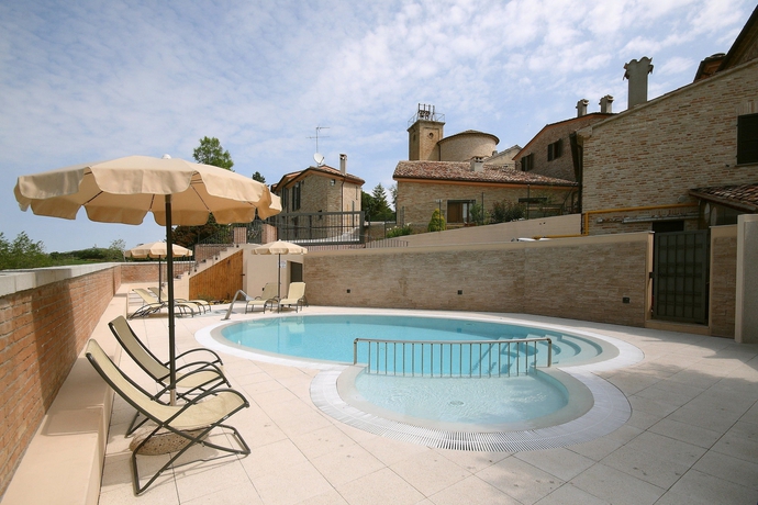 Imagen de la piscina del Hotel Casa Oliva Borgo del Benessere delle Marche. Foto 14