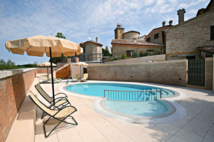 Imagen de la piscina del Hotel Casa Oliva Borgo del Benessere delle Marche. Foto 15