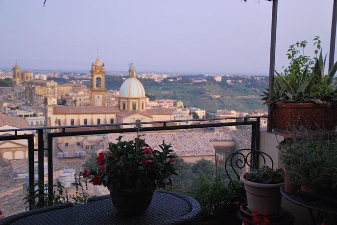 Imagen de la habitación del Hotel Casa Patronale Tipica Siciliana Home BandB TreMetriSoprailCielo camere con vista, colazione terrazzo. Foto 2