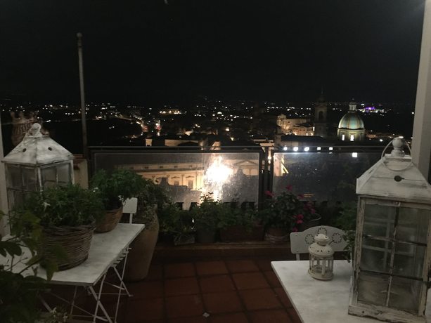 Imagen de la habitación del Hotel Casa Patronale Tipica Siciliana Home BandB TreMetriSoprailCielo camere con vista, colazione terrazzo. Foto 17