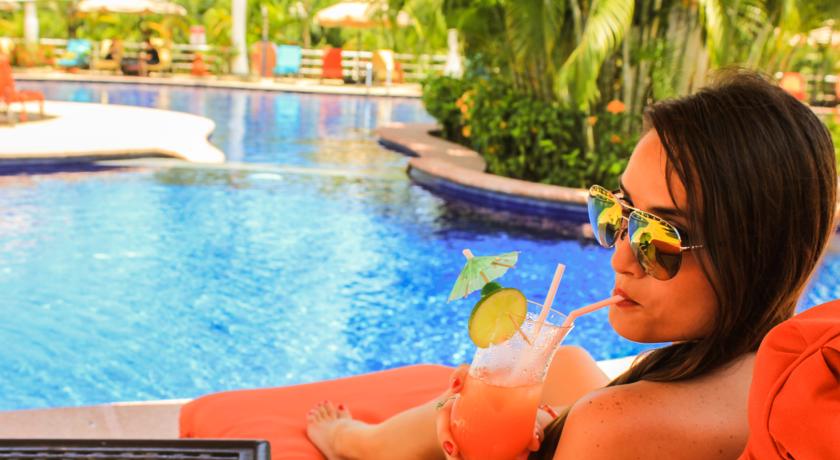 Imagen de la piscina del Hotel Casa Roland Golfito Resort. Foto 11