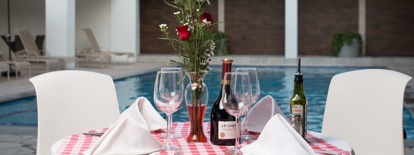 Imagen del bar/restaurante del Hotel Casablanca, L&Aacute;ZARO C&Aacute;RDENAS. Foto 2