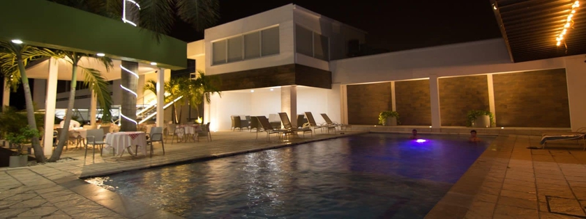 Imagen de la piscina del Hotel Casablanca, L&Aacute;ZARO C&Aacute;RDENAS. Foto 18