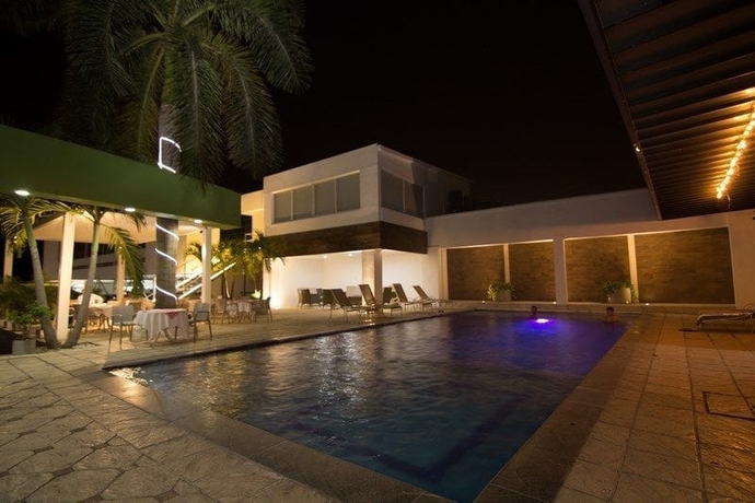 Imagen de la piscina del Hotel Casablanca, L&Aacute;ZARO C&Aacute;RDENAS. Foto 19