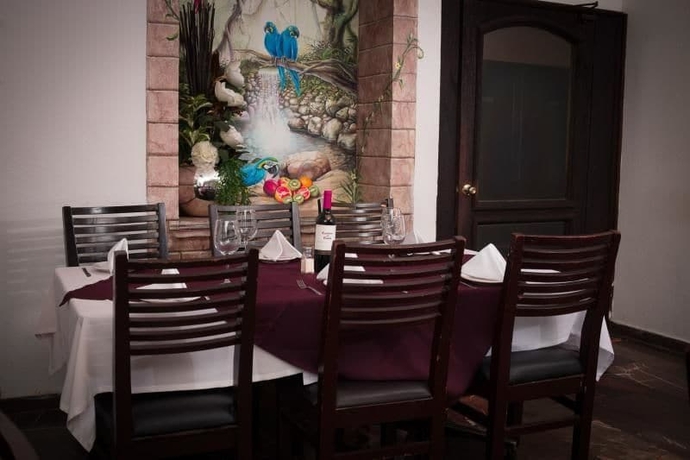 Imagen del bar/restaurante del Hotel Casablanca, L&Aacute;ZARO C&Aacute;RDENAS. Foto 3