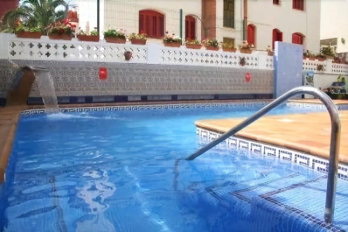 Imagen de la piscina del Hotel Casablanca Suites. Foto 17