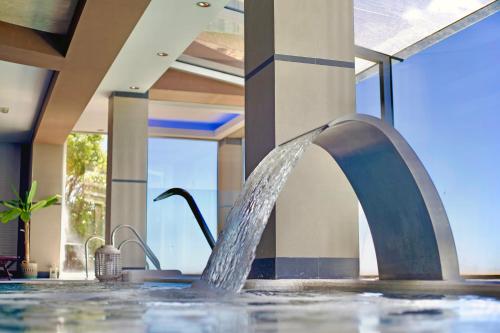 Imagen de la piscina del Hotel Casama&iuml;a Apartments. Foto 10