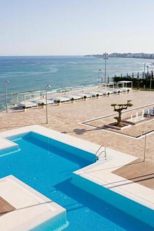 Imagen de la piscina del Hotel Casama&iuml;a Apartments. Foto 11