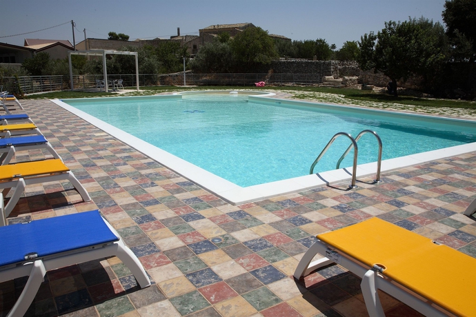 Imagen de la piscina del Hotel Casato Licitra. Foto 6