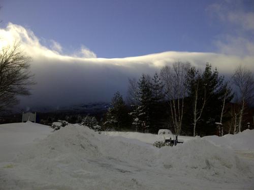 Imagen de los exteriores del Hotel Cascades Lodge. Foto 5
