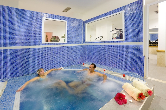 Imagen de la piscina del Hotel Caserio. Foto 16