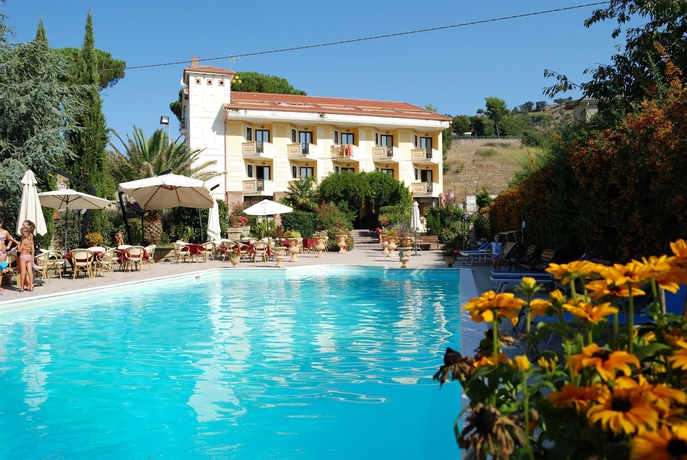 Imagen de la piscina del Hotel Caserta Antica. Foto 14