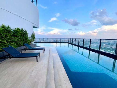 Imagen de la piscina del Hotel Cassia Rama 9 Bangkok by Banyan Group. Foto 9