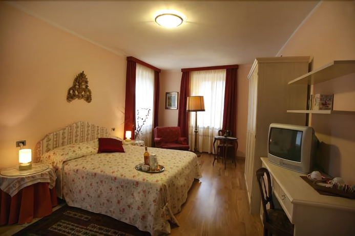 Imagen de la habitación del Hotel Castelbourg. Foto 10