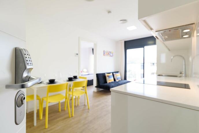 Imagen de la habitación del Hotel Castell Beach. Foto 13