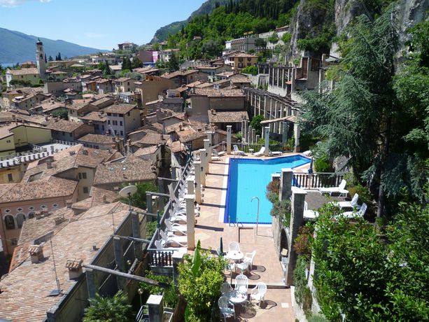 Imagen de la piscina del Hotel Castell, Limone sul Garda. Foto 14