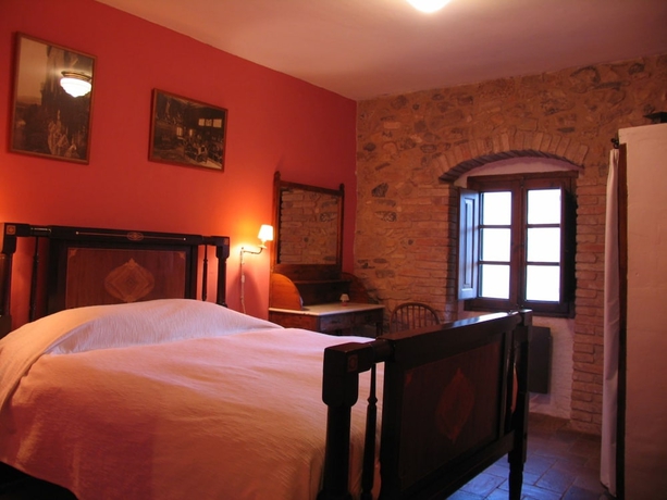 Imagen de la habitación del Hotel Castell de Riudabella. Foto 3