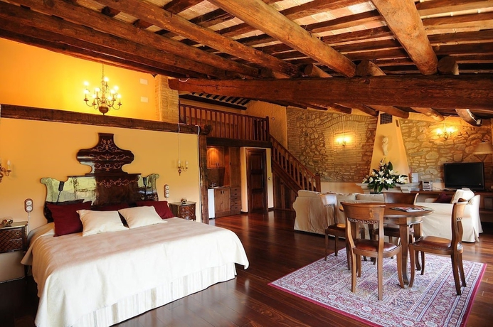 Imagen de la habitación del Hotel Castell de Riudabella. Foto 6