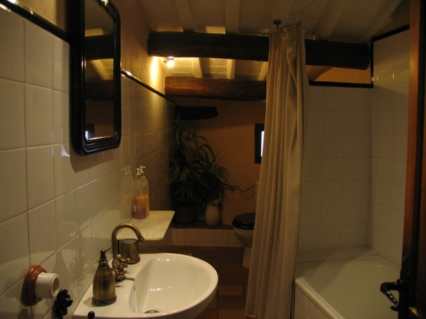 Imagen de la habitación del Hotel Castell de Riudabella. Foto 13