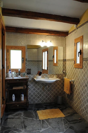 Imagen de la habitación del Hotel Castell de Riudabella. Foto 14