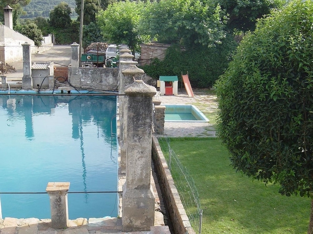 Imagen de la piscina del Hotel Castell de Riudabella. Foto 18