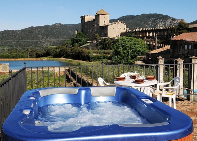 Imagen de la piscina del Hotel Castell de Riudabella. Foto 19