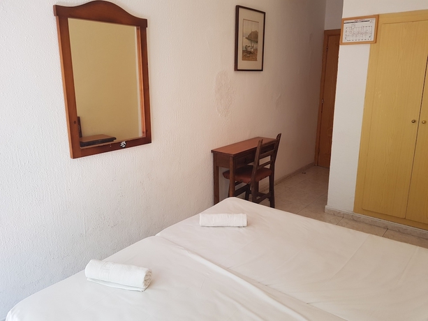 Imagen de la habitación del Hotel Castella. Foto 15