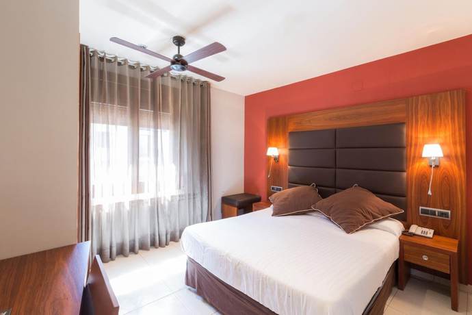 Imagen de la habitación del Hotel Castellarnau. Foto 7