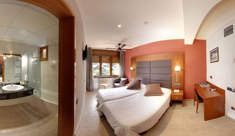 Imagen de la habitación del Hotel Castellarnau. Foto 10