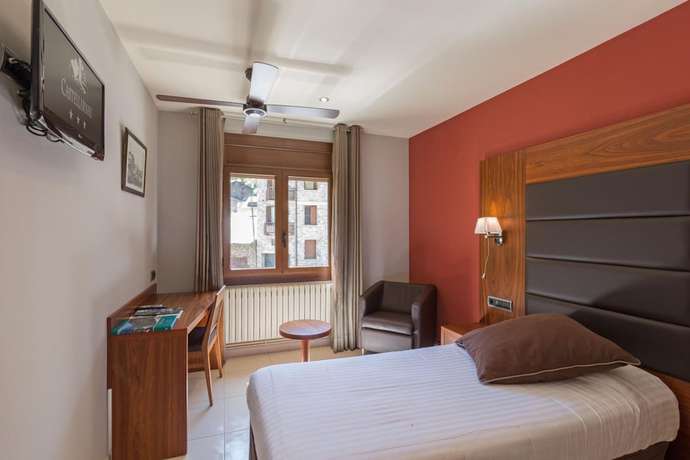 Imagen de la habitación del Hotel Castellarnau. Foto 14