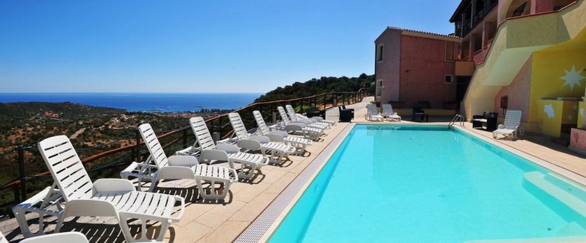 Imagen de la piscina del Hotel Castello Budoni. Foto 15