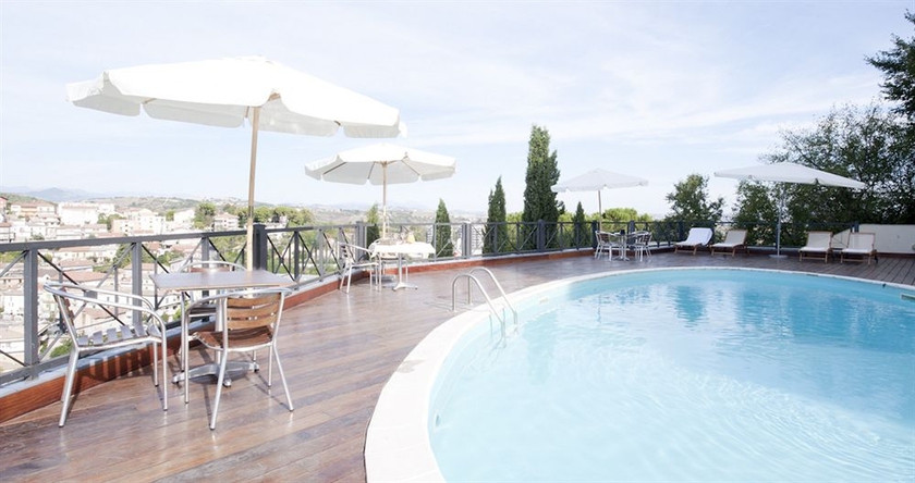 Imagen de la piscina del Hotel Castello Chiola. Foto 10