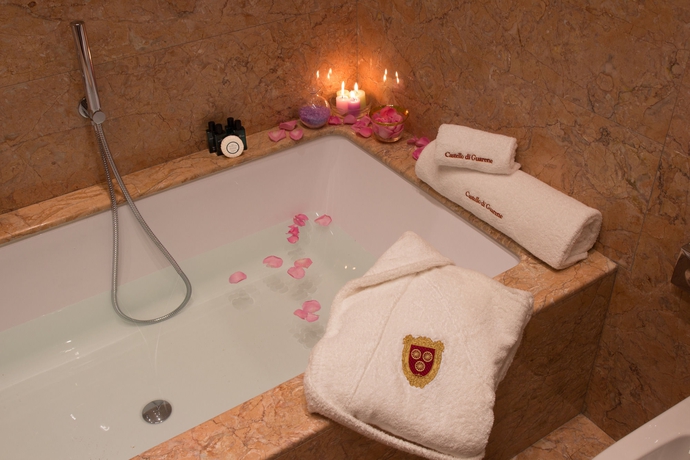 Imagen de la habitación del Hotel Castello Di Guarene. Foto 3