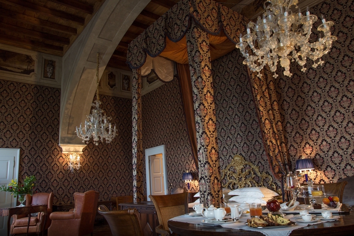 Imagen de la habitación del Hotel Castello Di Guarene. Foto 6