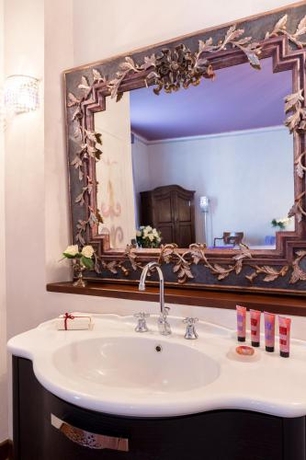 Imagen de la habitación del Hotel Castello Di Pontebosio Luxury Resort. Foto 8