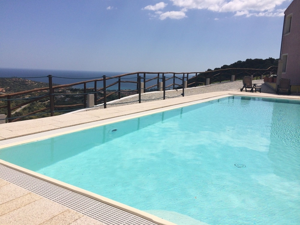 Imagen de la piscina del Hotel Castello, Luddui. Foto 9