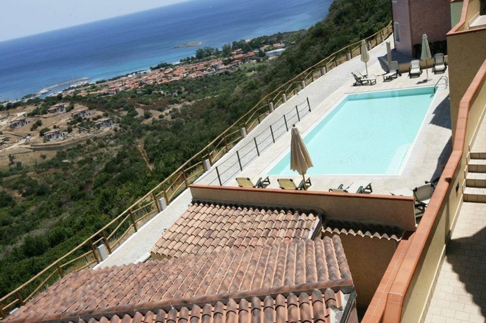 Imagen de la piscina del Hotel Castello, Luddui. Foto 10